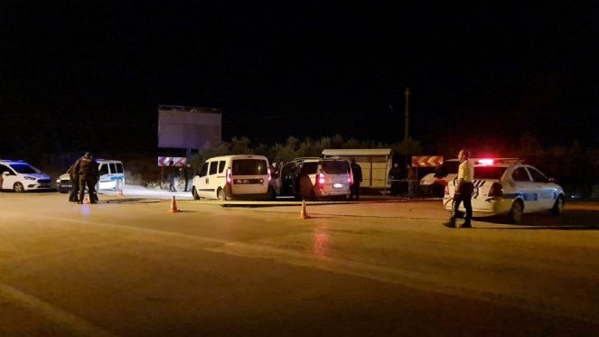 Polisin 'dur' ihtarına ateşle karşılık verdiler 1 ölü, 2 yaralı - Resim : 2