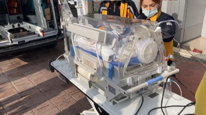 Yeni doğan bebeği buz gibi havada sokağa attılar - Resim : 1