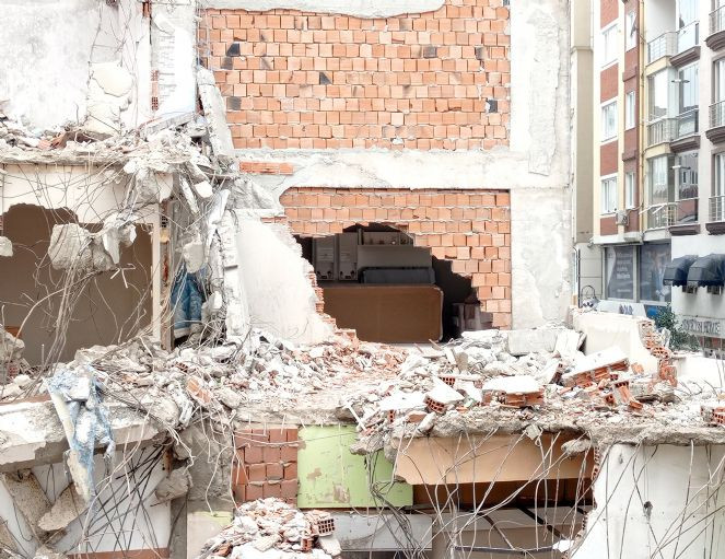 Silivri'de bina yıkımı sırasında bitişik binada hasar oluştu - Resim : 1