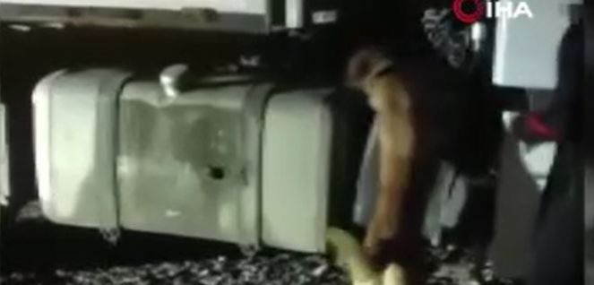 TIR'ın yedek yakıt deposunda bulundu. Tarta tarta bitiremediler - Resim : 1