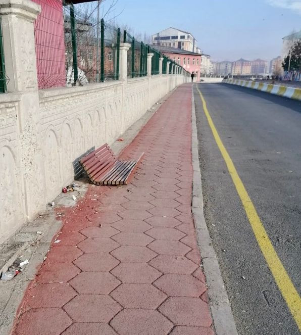 Bankların demirlerini söktüler. Banklar artık kullanılamaz halde - Resim : 1