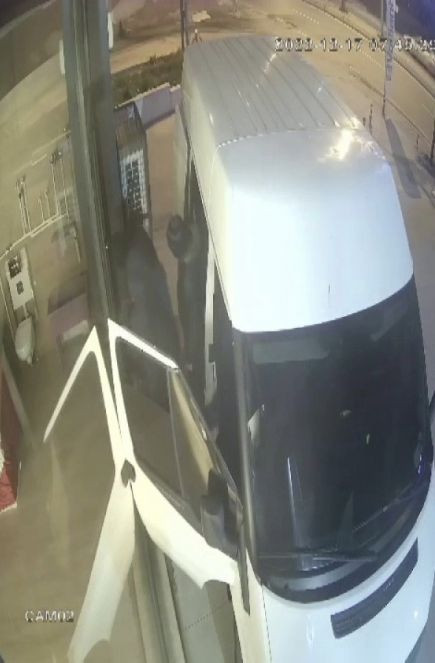 ‘Maskeli Beşler’ filmi gerçek oldu! 200 bin liralık malzeme çaldılar - Resim : 1