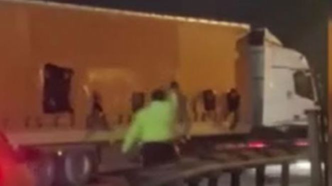 TIR'ın brandalarını yırttılar kaçamadan yakalandılar - Resim : 1