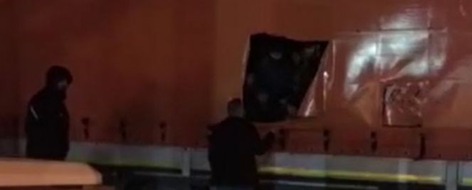 TIR'ın brandalarını yırttılar kaçamadan yakalandılar - Resim : 2