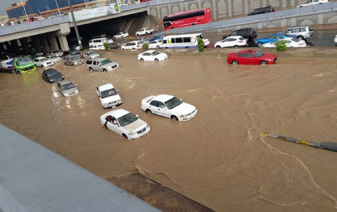 Mekke’de sel. Çok sayıda yol trafiğe kapatıldı - Resim : 2