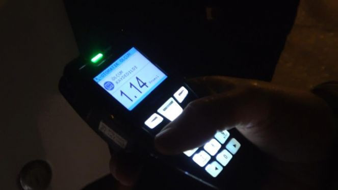 Alkollü arkadaşına ceza yağdı, o ise polislere mini bir konser verdi - Resim : 1