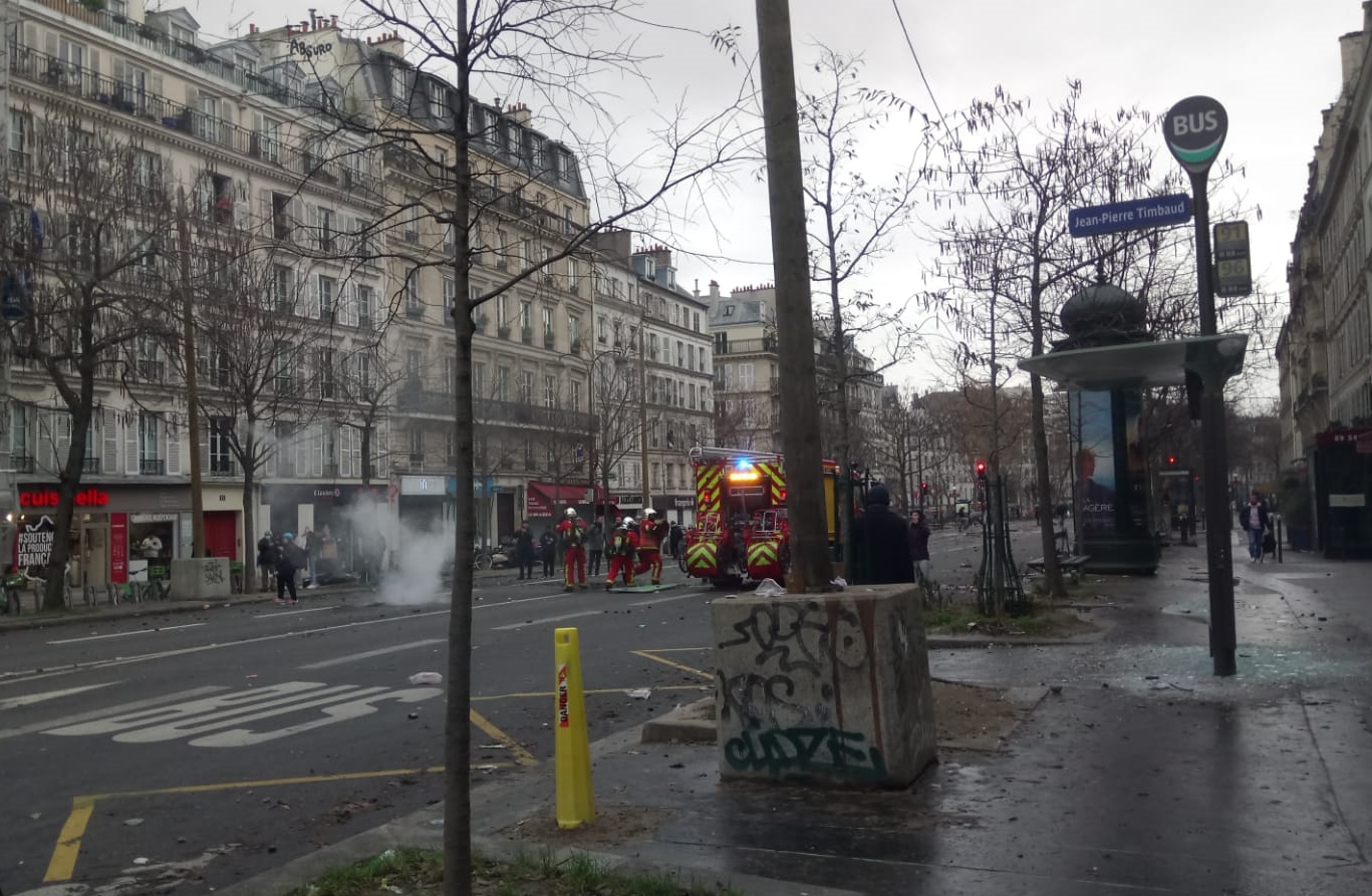 Terör örgütü PKK yandaşları Paris'i savaş alanına çevirdi. Çok sayıda sivil aracı ateşe verdiler