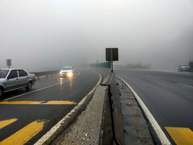 Bolu Dağı'nda sis ve sağanak! Mesafe 30 metreye düştü - Resim : 1