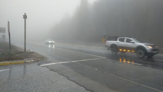 Bolu Dağı'nda sis ve sağanak! Mesafe 30 metreye düştü - Resim : 4