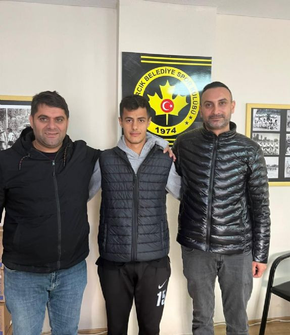 Sahaya inen kulüp başkanından rakip futbolcuya yumruklu saldırı. Bu saldırının özrü mü olur - Resim : 5