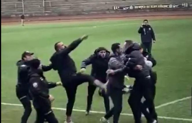 Sahaya inen kulüp başkanından rakip futbolcuya yumruklu saldırı. Bu saldırının özrü mü olur - Resim : 1