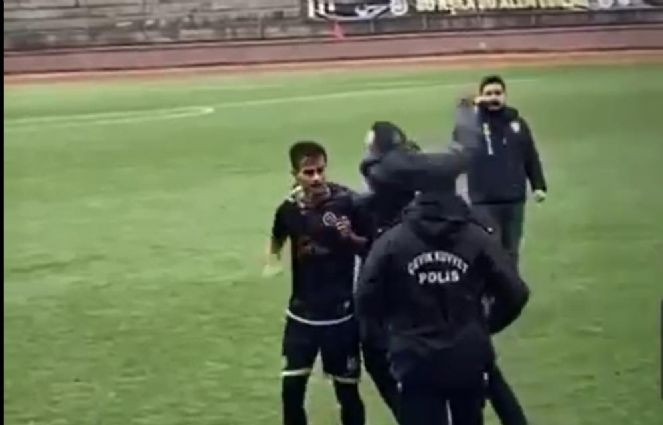 Sahaya inen kulüp başkanından rakip futbolcuya yumruklu saldırı. Bu saldırının özrü mü olur - Resim : 2