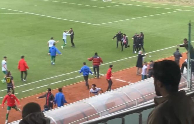 Sahaya inen kulüp başkanından rakip futbolcuya yumruklu saldırı. Bu saldırının özrü mü olur - Resim : 3