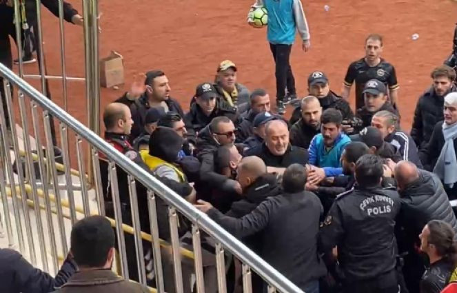 Sahaya inen kulüp başkanından rakip futbolcuya yumruklu saldırı. Bu saldırının özrü mü olur - Resim : 4