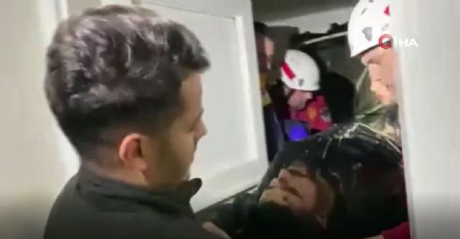 Yaralıyı duvarı kırarak kurtardılar - Resim : 2