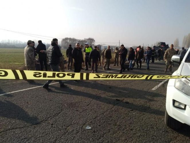 Lastiği patlayan askeri araç devrildi! Çok sayıda yaralı var - Resim : 1