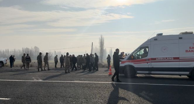 Lastiği patlayan askeri araç devrildi! Çok sayıda yaralı var - Resim : 7