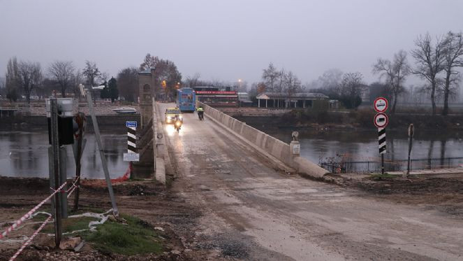 Edirne'de kapatılan tarihi Tunca Köprüsü trafiğe açıldı - Resim : 3