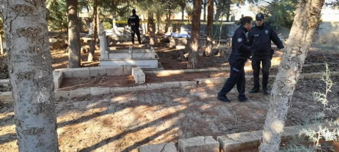 Kardeşini öldürdü mezarlıkta intihar etti - Resim : 1
