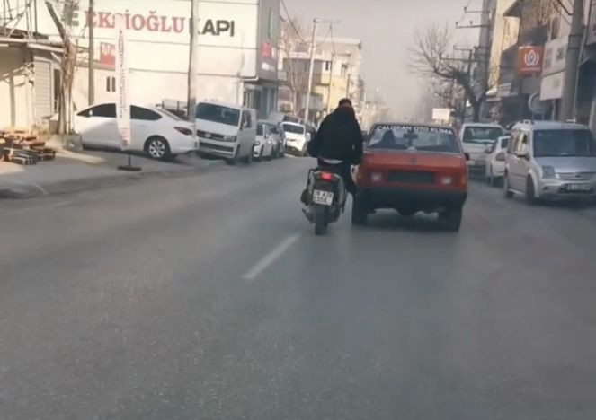 Bozulan otomobili motosiklet ile itti - Resim : 1