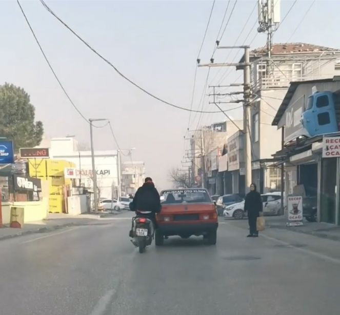 Bozulan otomobili motosiklet ile itti - Resim : 3