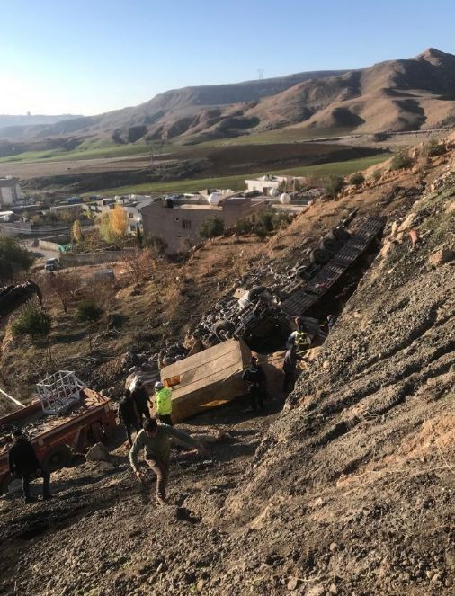 Şırnak'ta kömür yüklü tır devrildi. 1 ölü - Resim : 1