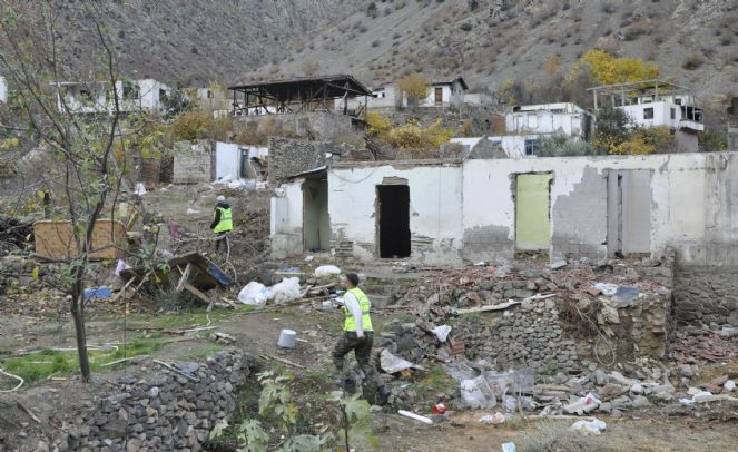 Yusufeli'nde sular altında kalacak yerlerdeki sokak hayvanları tahliye ediliyor - Resim : 1