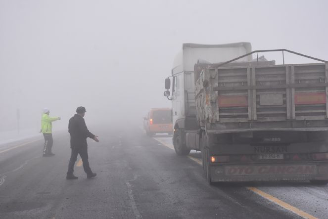 Kars'ta kar ve buzlanma nedeniyle tırlar yolda kaldı - Resim : 3