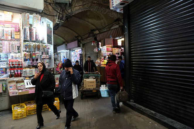 İran'ın bazı kentlerinde esnaf yine kepenk kapattı - Resim : 2