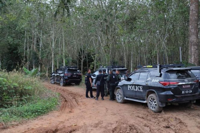 Tayland'da bombalı saldırı düzenlenen trenin enkazında patlama - Resim : 2