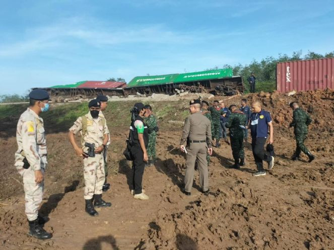 Tayland'da bombalı saldırı düzenlenen trenin enkazında patlama - Resim : 3