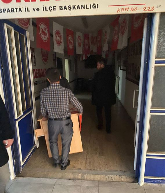 Demokrat Parti’nin Isparta’daki bürolarına haciz işlemi uygulandı - Resim : 1