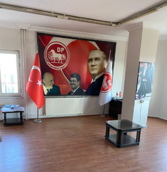 Demokrat Parti’nin Isparta’daki bürolarına haciz işlemi uygulandı - Resim : 2