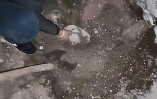 Kayseri'de bir evin bahçesine gömülü uzun namlulu silah ve tabanca ele geçirildi - Resim : 1