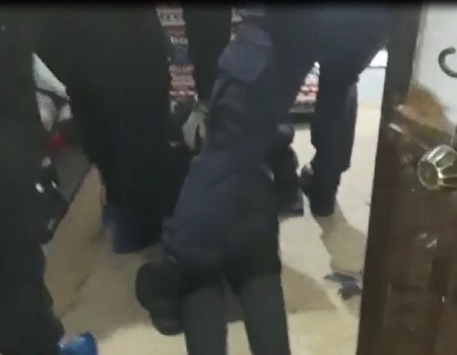 Kayseri'de bir evin bahçesine gömülü uzun namlulu silah ve tabanca ele geçirildi - Resim : 4