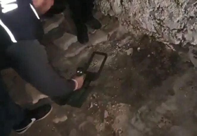 Kayseri'de bir evin bahçesine gömülü uzun namlulu silah ve tabanca ele geçirildi - Resim : 5