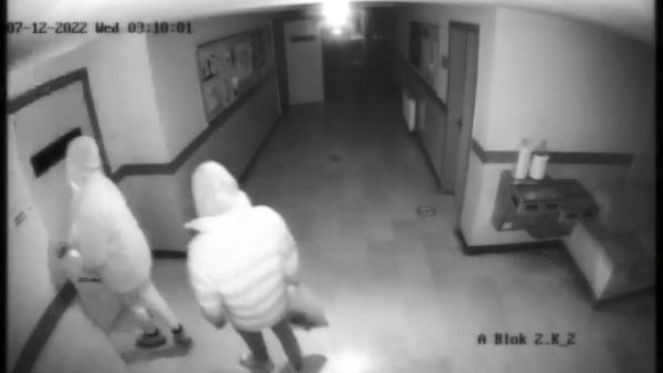 Okula girip, bağış kutusunu çaldılar ama güvenlik kamerasına yakalandılar - Resim : 1