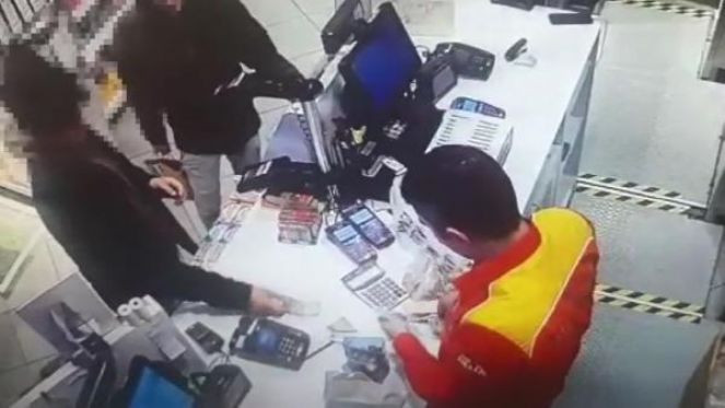 Okula girip, bağış kutusunu çaldılar ama güvenlik kamerasına yakalandılar - Resim : 4