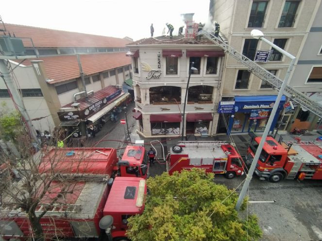 Manisa'da üç katlı binanın çatısında yangın paniği - Resim : 1
