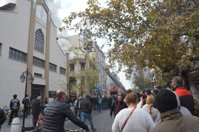 Manisa'da üç katlı binanın çatısında yangın paniği - Resim : 2