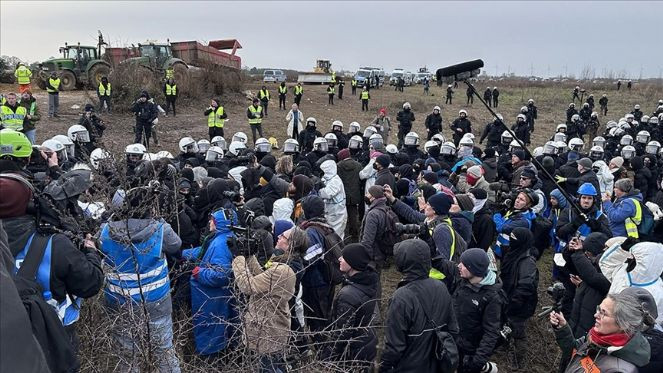 Almanya'da çevrecilerle polis çatıştı - Resim : 2
