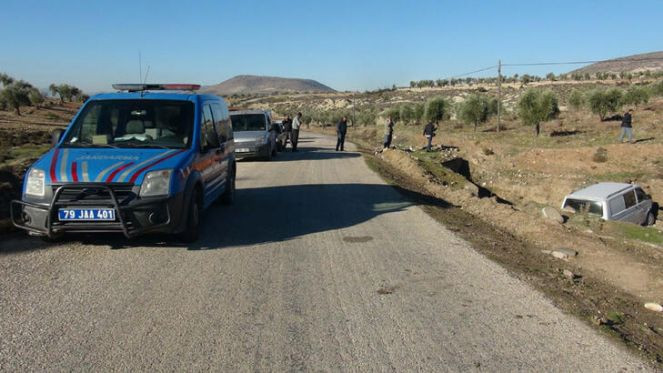 Köpeklere çarpmamak için manevra yapan minibüs dereye uçtu - Resim : 1