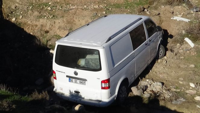 Köpeklere çarpmamak için manevra yapan minibüs dereye uçtu - Resim : 2