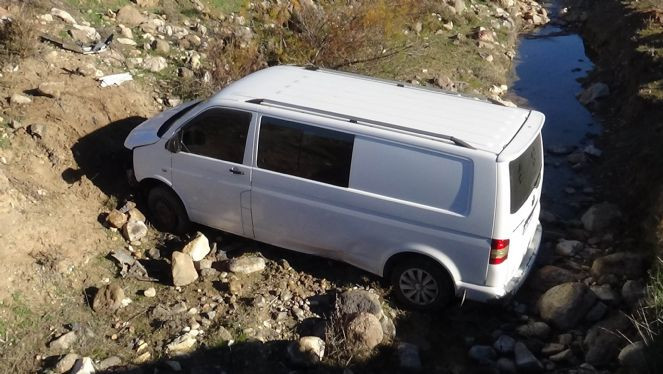 Köpeklere çarpmamak için manevra yapan minibüs dereye uçtu - Resim : 3