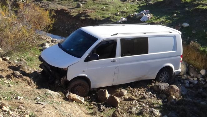 Köpeklere çarpmamak için manevra yapan minibüs dereye uçtu - Resim : 4