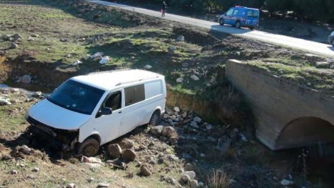 Köpeklere çarpmamak için manevra yapan minibüs dereye uçtu - Resim : 5