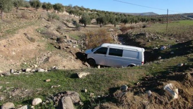 Köpeklere çarpmamak için manevra yapan minibüs dereye uçtu - Resim : 6