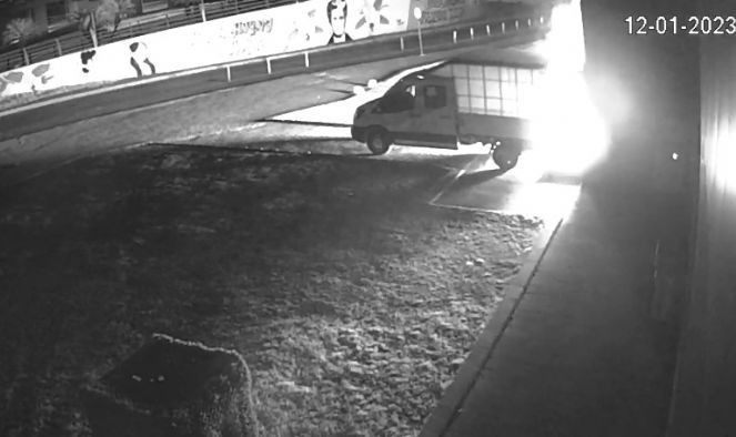 Isınmak için kartonları tutuşturdu. Halk pazarının deposu yaktı - Resim : 2