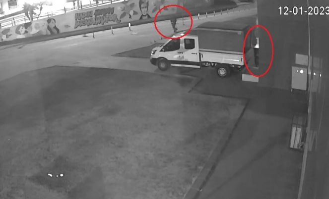 Isınmak için kartonları tutuşturdu. Halk pazarının deposu yaktı - Resim : 3