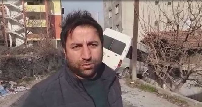 Buzlu yolda kayan minibüs askıda kaldı - Resim : 2